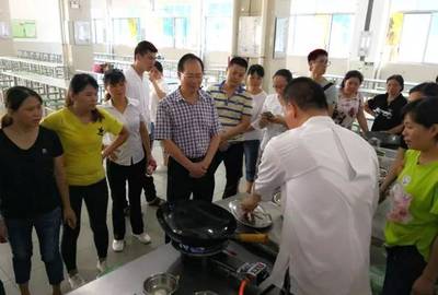 為了健康和美味——獅山鎮教育局開展學校食堂從業人員職業技能培訓及食品安全與營養咨詢服務